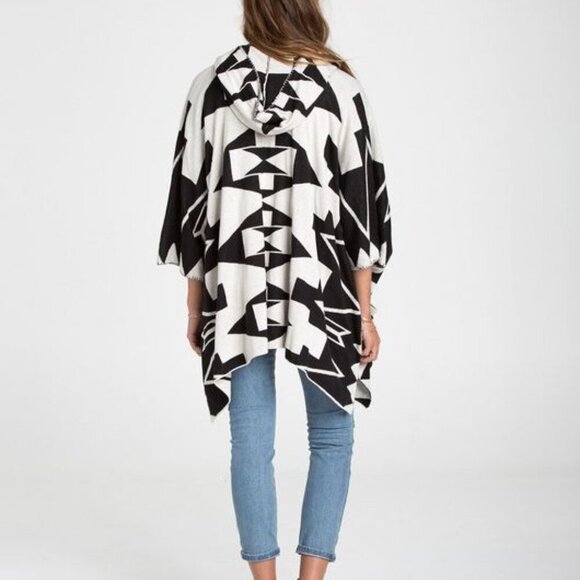 Billabong Enchanted Ways Black & Cream Aztec Print Open Hooded Poncho Boho Sz S - Picture 5 of 12